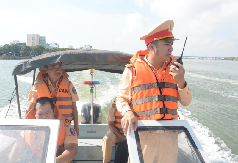 Cảnh sát giao thông Đà Nẵng nâng cao kỹ năng điều khiển phương tiện thủy và cứu nạn, cứu hộ trên sông -0