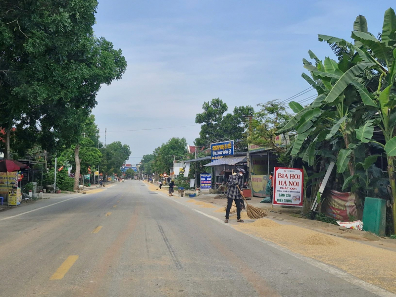 Lòng đường thành nơi phơi lúa -0