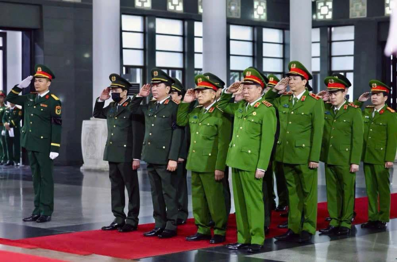 Đảng ủy Công an Trung ương, lãnh đạo Bộ Công an viếng nguyên Chủ tịch nước Trần Đức Lương -0