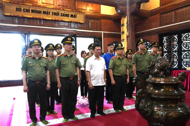 Về An toàn khu Định Hoá sinh hoạt chính trị, trao tặng nguồn lực trị giá 200 triệu đồng -0