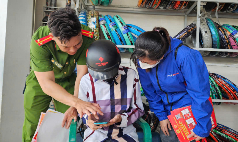 Tích cực hướng dẫn người dân góp ý sửa đổi Hiến pháp qua ứng dụng VneID -0