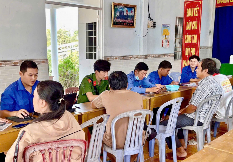Tích cực hướng dẫn người dân góp ý sửa đổi Hiến pháp qua ứng dụng VneID -1