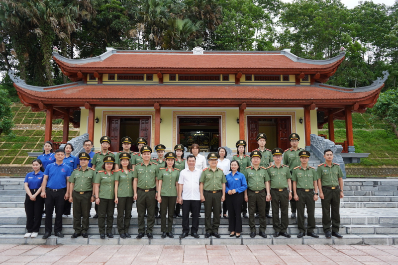 Về An toàn khu sinh hoạt chính trị, trao tặng nguồn lực trị giá 200 triệu đồng -1