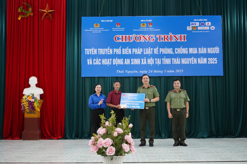 Về An toàn khu sinh hoạt chính trị, trao tặng nguồn lực trị giá 200 triệu đồng -1