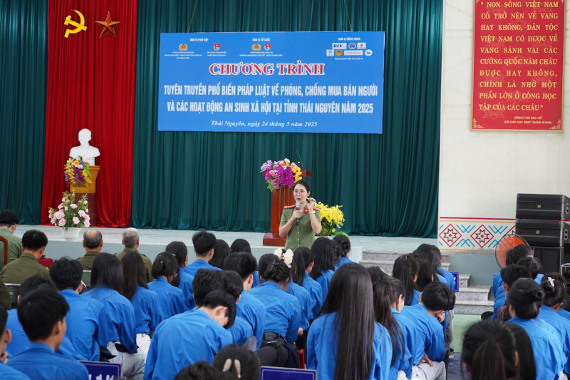 Về An toàn khu sinh hoạt chính trị, trao tặng nguồn lực trị giá 200 triệu đồng -0