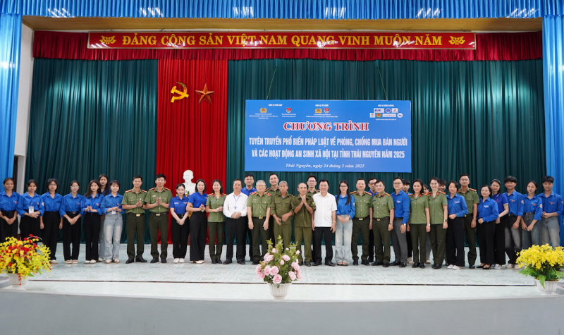 Về An toàn khu sinh hoạt chính trị, trao tặng nguồn lực trị giá 200 triệu đồng -1