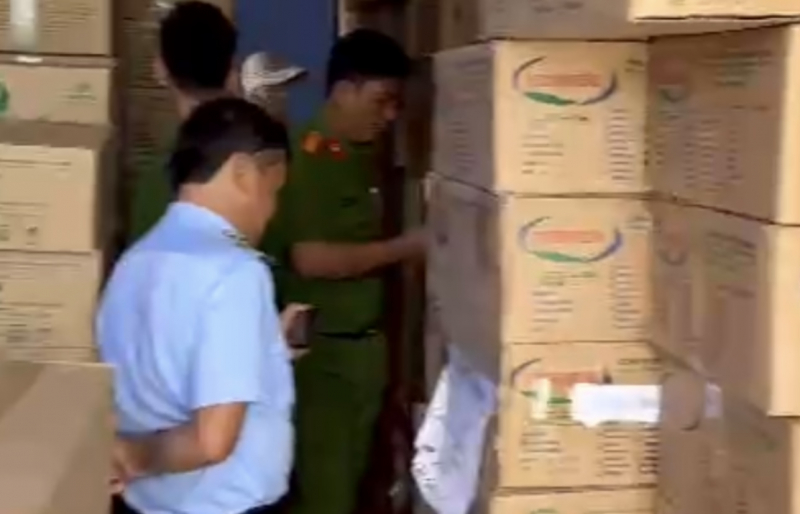 Phát hiện kho hàng chứa gần 12 ngàn lon sữa không rõ nguồn gốc -0