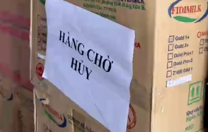 Phát hiện kho hàng chứa gần 12 ngàn lon sữa không rõ nguồn gốc -0