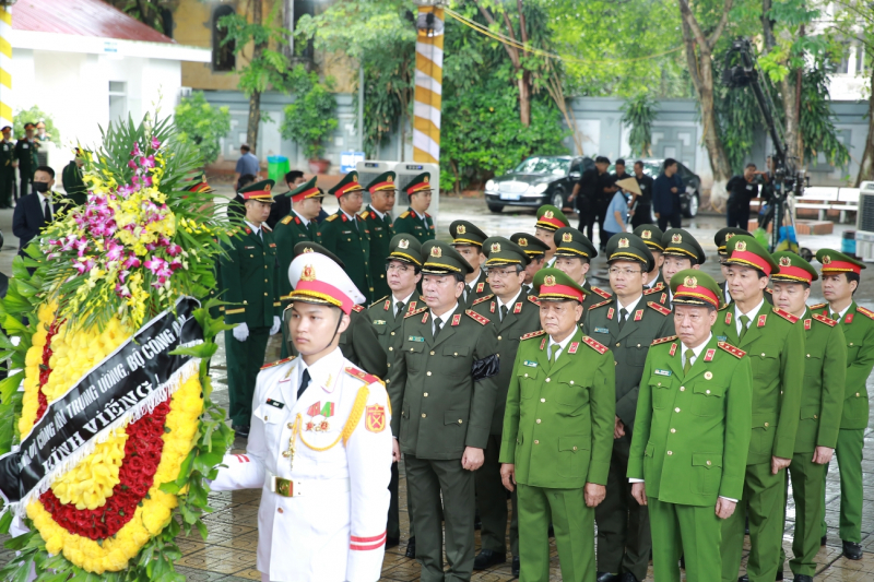 Đảng ủy Công an Trung ương, Lãnh đạo Bộ Công an kính viếng nguyên Chủ tịch nước Trần Đức Lương -0