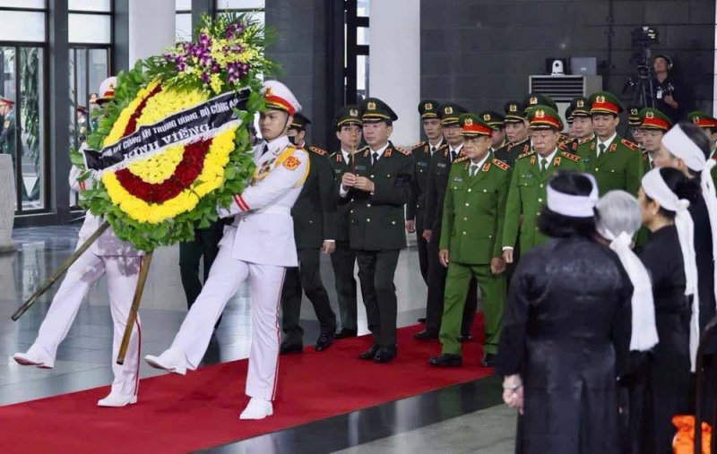 Đảng ủy Công an Trung ương, lãnh đạo Bộ Công an viếng nguyên Chủ tịch nước Trần Đức Lương -0