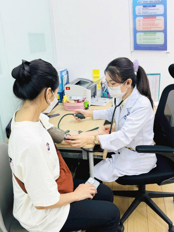 Bác sĩ tiêm chủng Long Châu kịp thời cứu sống người dân bị đột quỵ -0