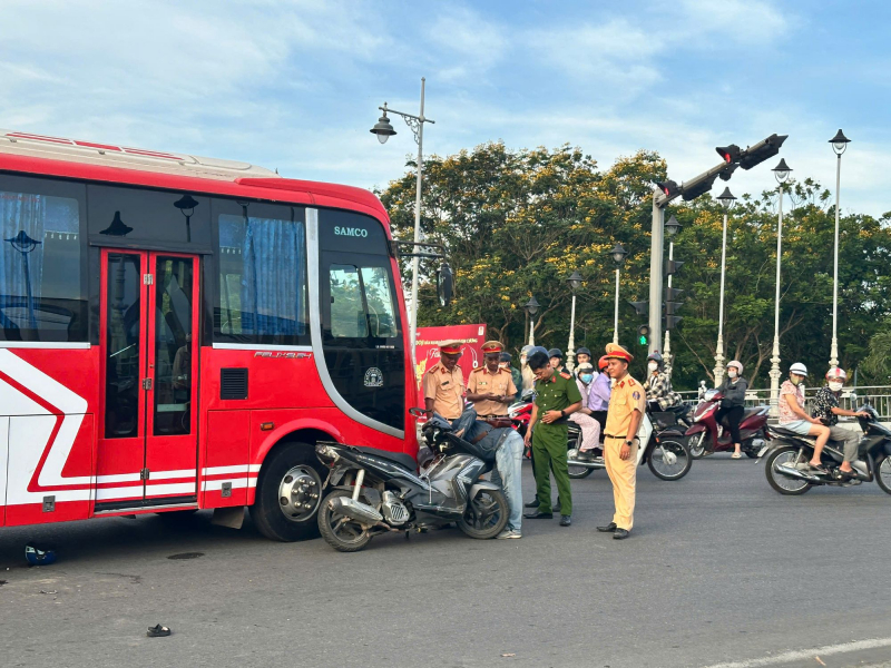 2 mẹ con tử vong thương tâm sau va chạm với xe khách -0
