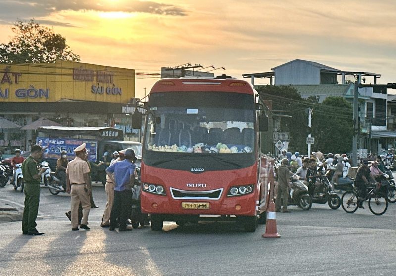 2 mẹ con tử vong thương tâm sau va chạm với xe khách -0