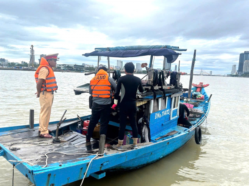 Cảnh sát giao thông Đà Nẵng nâng cao kỹ năng điều khiển phương tiện thủy và cứu nạn, cứu hộ trên sông -1