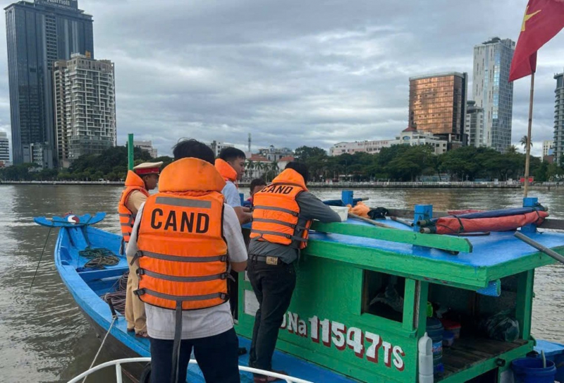 Cảnh sát giao thông Đà Nẵng nâng cao kỹ năng điều khiển phương tiện thủy và cứu nạn, cứu hộ trên sông -2