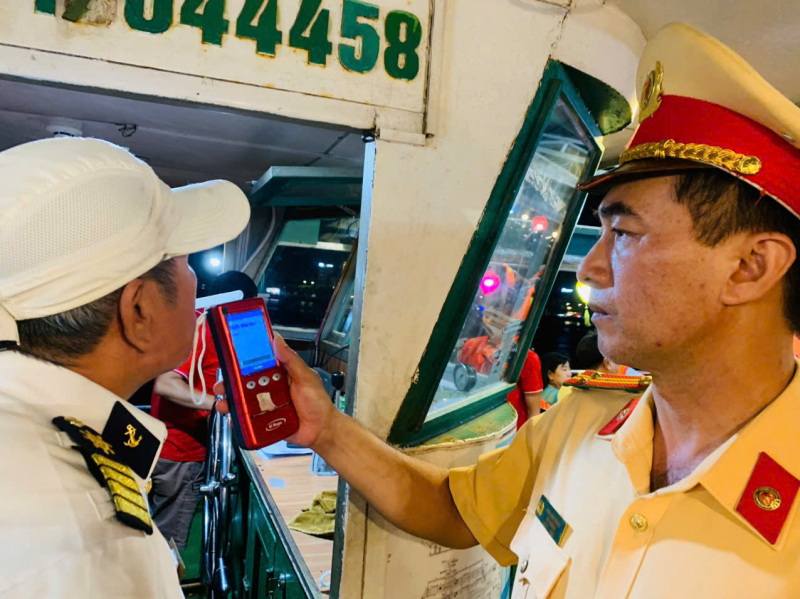 Cảnh sát giao thông Đà Nẵng nâng cao kỹ năng điều khiển phương tiện thủy và cứu nạn, cứu hộ trên sông -2