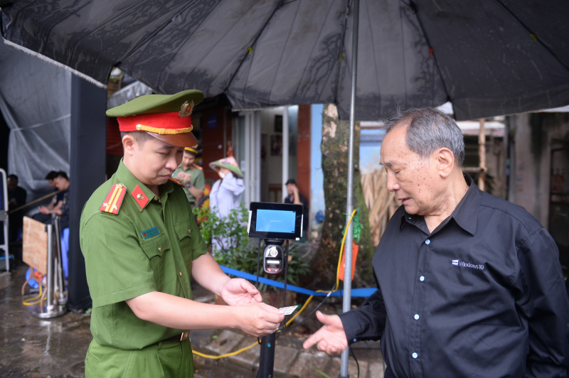 ប្រជាជនកាន់ទុក្ខអតីតប្រធានាធិបតី Tran Duc Luong -0