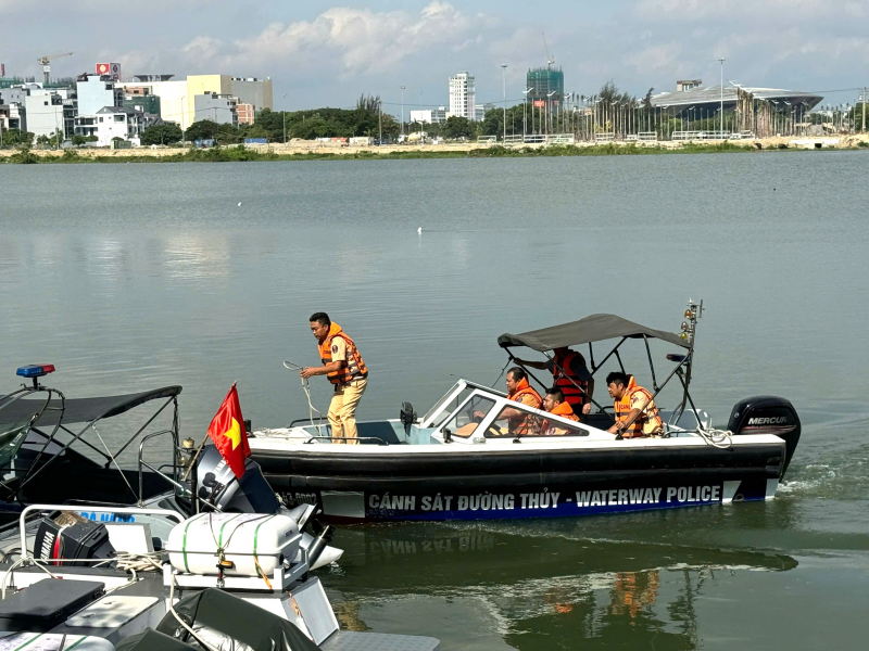 Cảnh sát giao thông Đà Nẵng nâng cao kỹ năng điều khiển phương tiện thủy và cứu nạn, cứu hộ trên sông -3