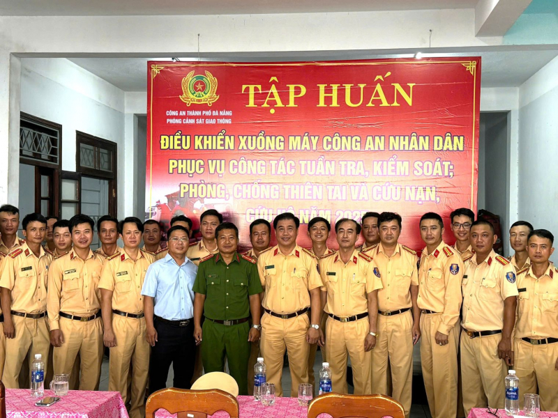 Cảnh sát giao thông Đà Nẵng nâng cao kỹ năng điều khiển phương tiện thủy và cứu nạn, cứu hộ trên sông -4