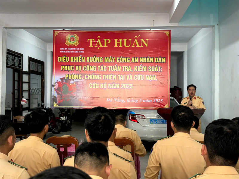 Cảnh sát giao thông Đà Nẵng nâng cao kỹ năng điều khiển phương tiện thủy và cứu nạn, cứu hộ trên sông -1