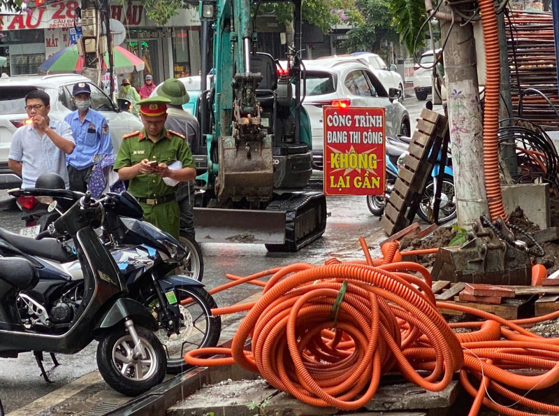 Ngang nhiên đưa máy xúc phá dỡ công trình đang thi công -0