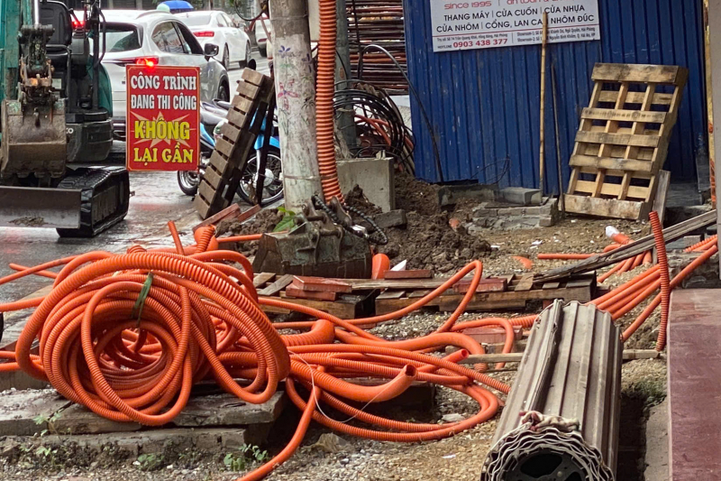 Ngang nhiên đưa máy xúc phá dỡ công trình đang thi công -0