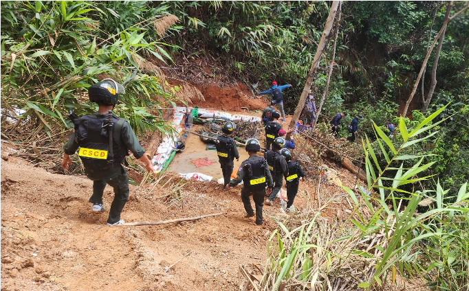 Xâm nhập “đại công trường” khai thác vàng trái phép trong rừng phòng hộ -0