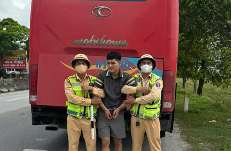 CSGT Nghệ An bắt đối tượng dùng dao khống chế nhân viên bán hàng để cướp -0