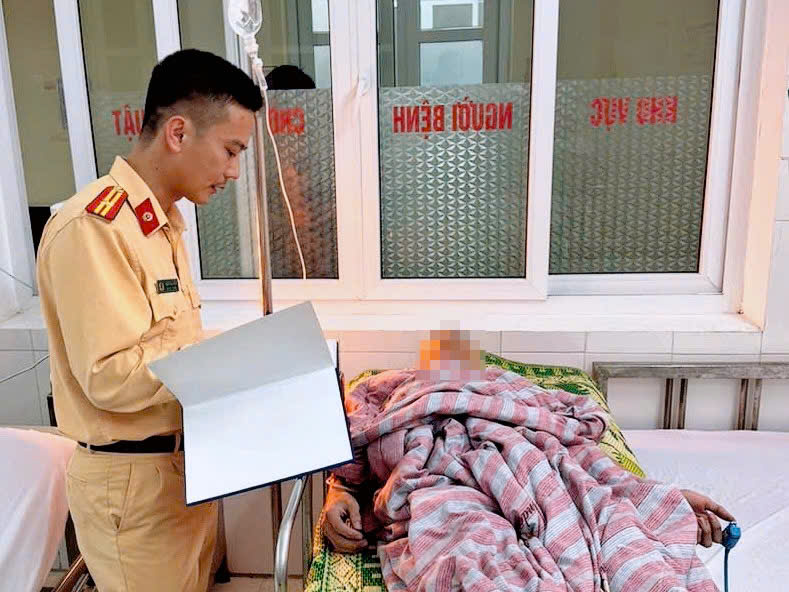 Cảnh sát đường thủy Hà Nội cùng người dân cứu thanh niên đuối nước -0