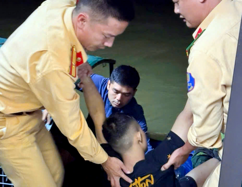 Cảnh sát đường thủy Hà Nội cùng người dân cứu thanh niên đuối nước -0