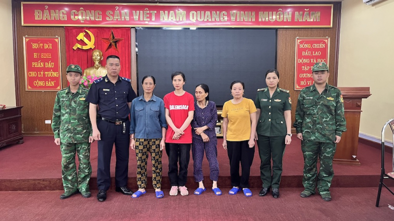 Bắt 4 phụ nữ vận chuyển ngoại tệ, tương đương hơn 1 tỷ đồng qua biên giới -0