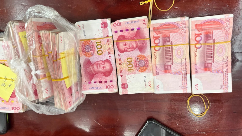 Bắt 4 phụ nữ vận chuyển ngoại tệ, tương đương hơn 1 tỷ đồng qua biên giới -0