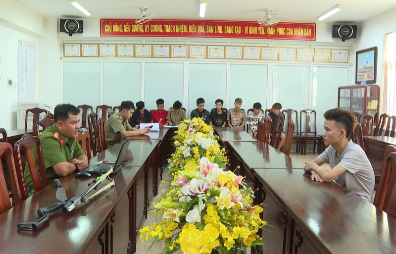 Làm rõ nhóm thanh, thiếu niên mang hung khí gây náo loạn đường phố  -0