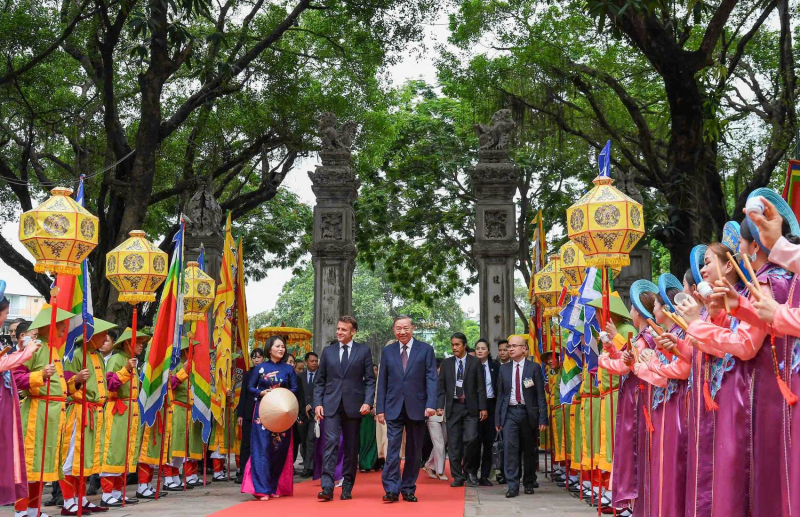 Tổng Bí thư Tô Lâm và phu nhân cùng Tổng thống Pháp và phu nhân thăm Văn Miếu -0