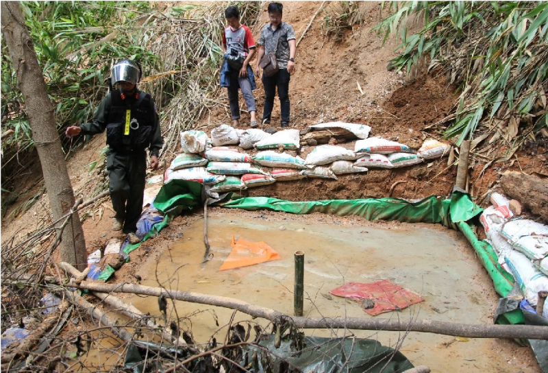 Chính quyền nói gì vụ “vàng tặc” ngang nhiên khai thác trong rừng phòng hộ? -0