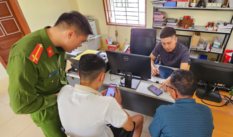 Công an các tỉnh tận tình hướng dẫn người dân đóng góp ý kiến sửa đổi Hiến pháp qua VNeID -0