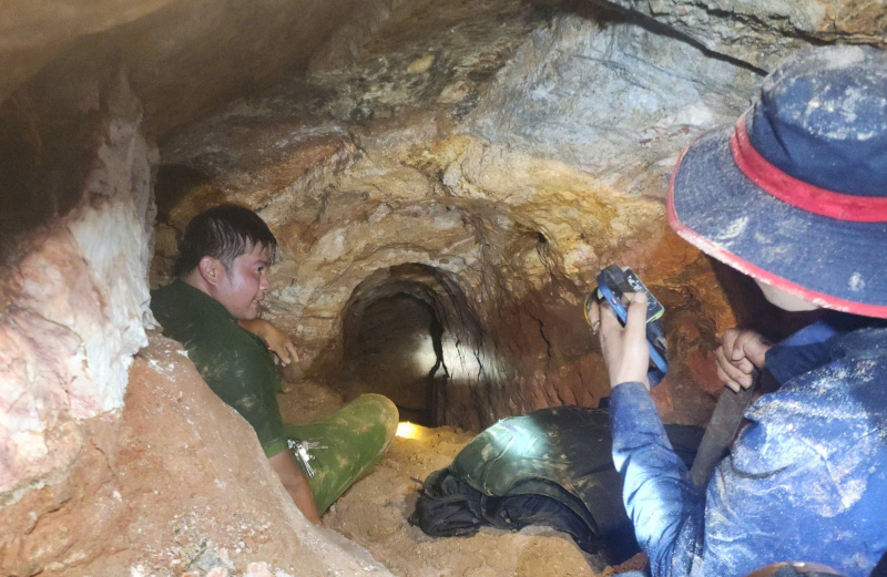 Chính quyền nói gì vụ “vàng tặc” ngang nhiên khai thác trong rừng phòng hộ? -0