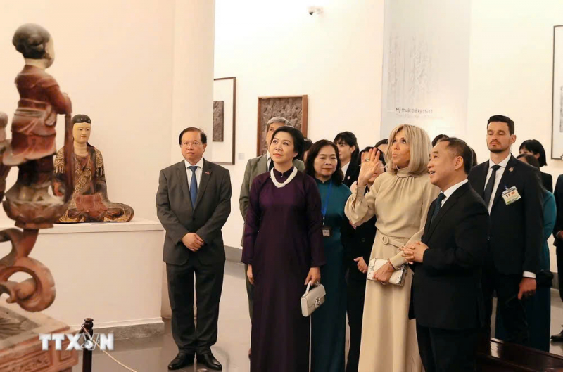 Phu nhân Tổng Bí thư và phu nhân Tổng thống Pháp thăm Bảo tàng Mỹ thuật Việt Nam -0
