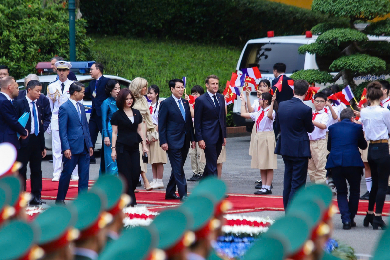 Lễ đón Tổng thống Pháp Emmanuel Macron thăm cấp nhà nước tới Việt Nam -1