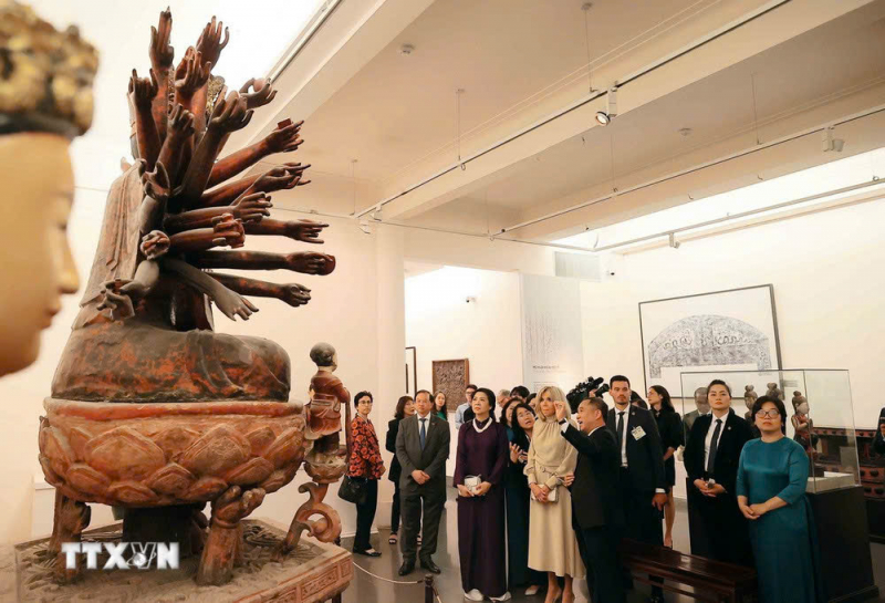 Phu nhân Tổng Bí thư và phu nhân Tổng thống Pháp thăm Bảo tàng Mỹ thuật Việt Nam -1