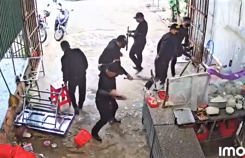 Nhóm người mang đồ đen bịt mặt ngang nhiên vào quán phở đập phá -0