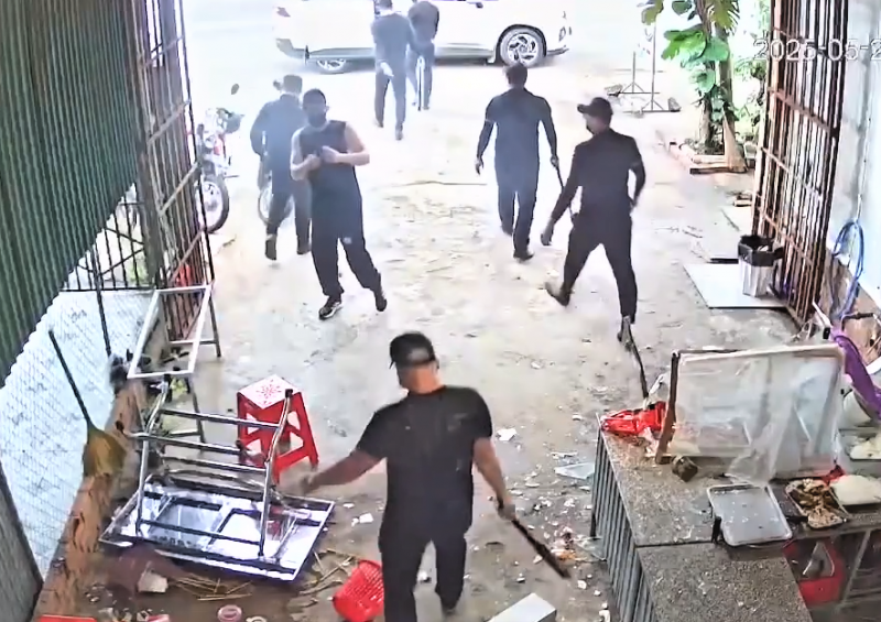 Đã xác định được danh tính nhóm đối tượng bịt mặt đập phá quán phở -0