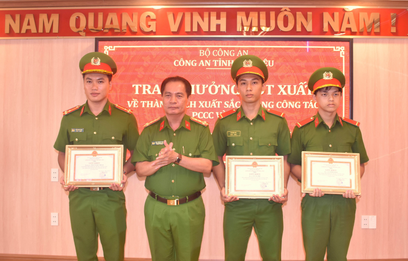 Khen thưởng tập thể, cá nhân có thành tích dập tắt vụ cháy trong bệnh viện -0