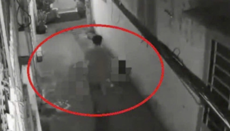 Đang làm rõ việc con trai quấn thi thể mẹ vào chăn rồi đem bỏ ngoài đường -0