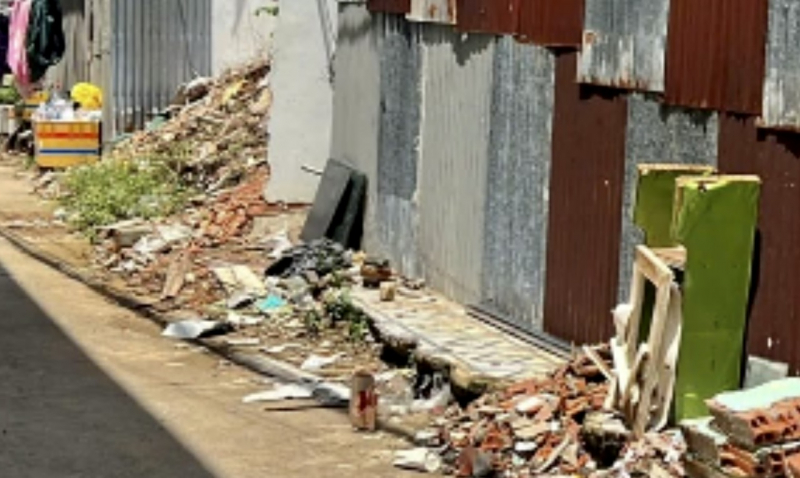 Đang làm rõ việc con trai quấn thi thể mẹ vào chăn rồi đem bỏ ngoài đường -0