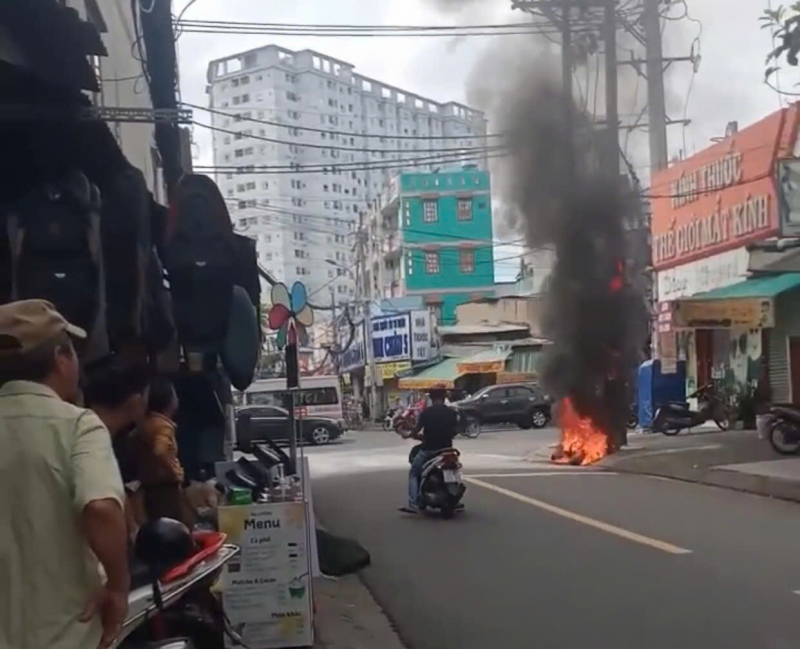 Nam thanh niên vứt xe máy điện thoát thân khi ngọn lửa bùng phát -0