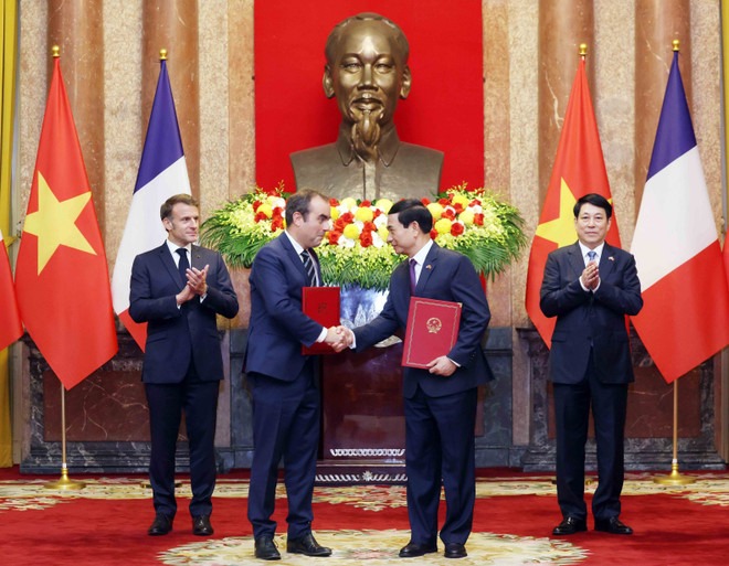 Vietnamese, French Presidents hold talks in Hanoi -0