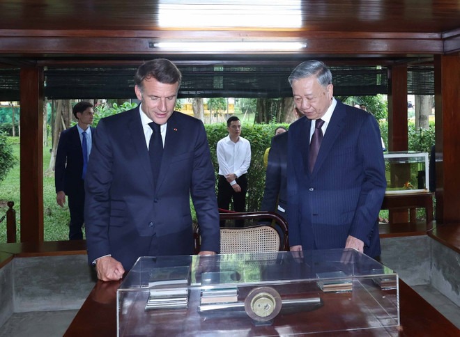 Vietnamese Party General Secretary, French President visit Vietnam’s first national university -0