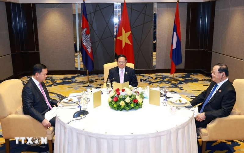 Thủ tướng ba nước Việt Nam-Campuchia-Lào cùng ăn sáng làm việc -0