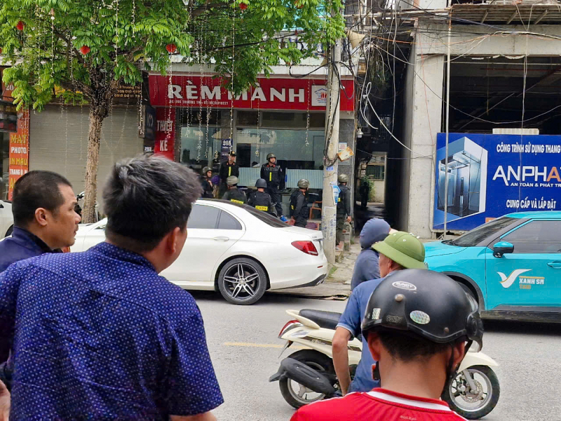 Công an và Viện kiểm sát xuất hiện tại nhà của trùm giang hồ khét tiếng Xứ Thanh -0